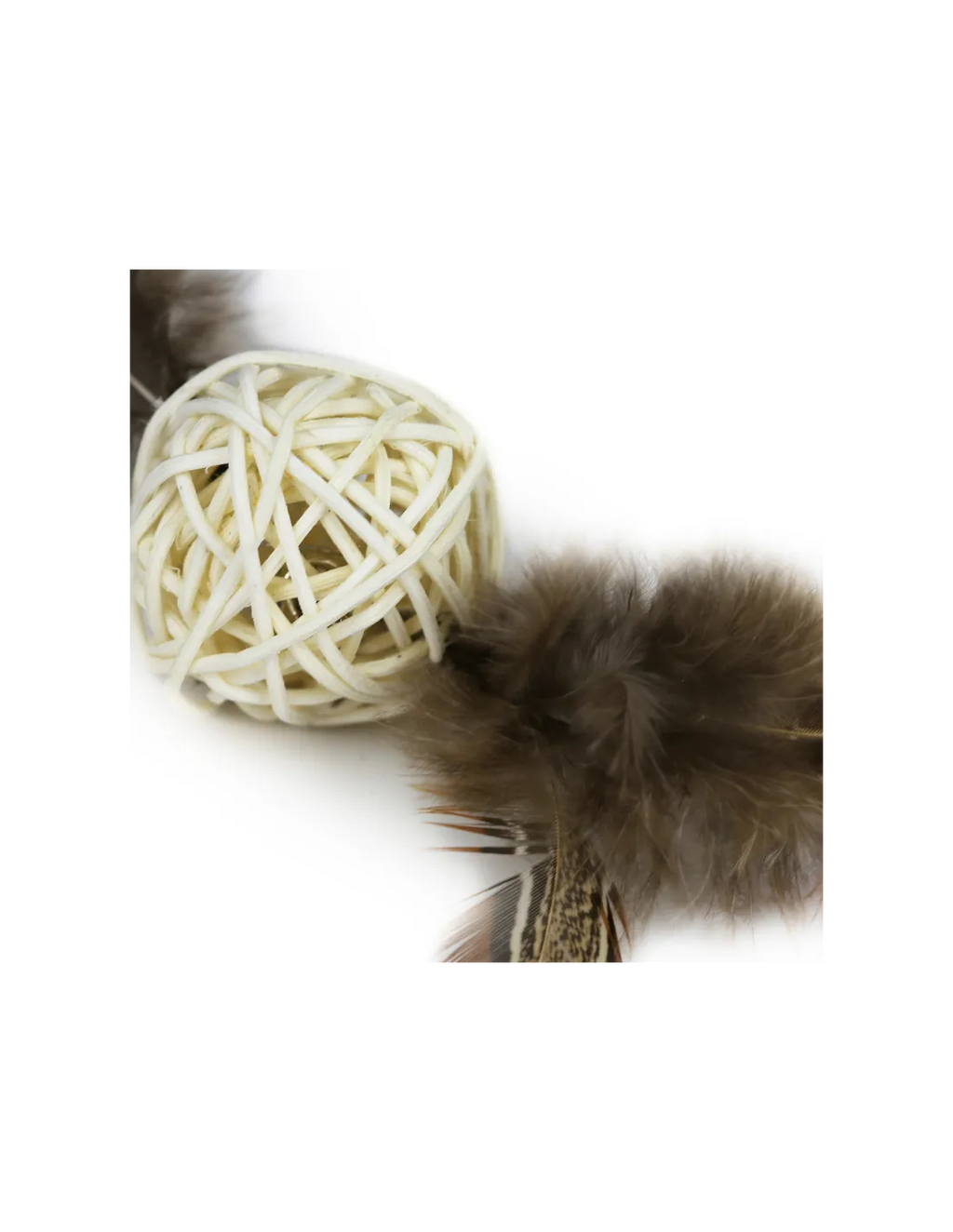 BOLA DE RATÁN NATURAL CON PLUMAS Y CAMPANA INTERIOR 3,8 CM