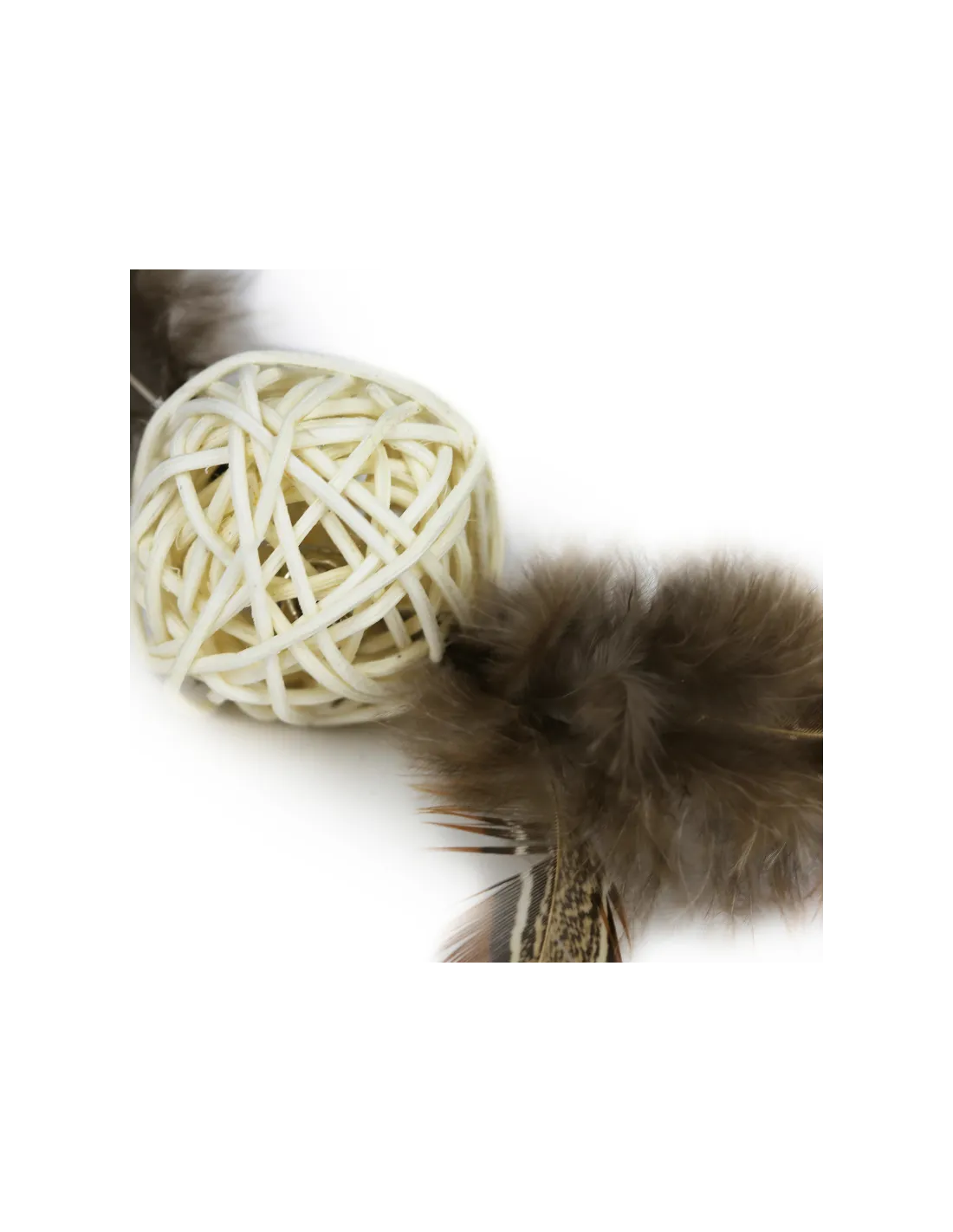 BOLA DE RATÁN NATURAL CON PLUMAS Y CAMPANA INTERIOR 3,8 CM